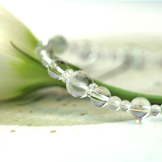 「卯月」４月の誕生石水晶ブレスレット（こよみ月～花かずら６ミリ～）のサブフラワーイメージ