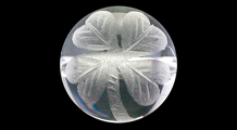 四つ葉　彫り水晶（10mm）